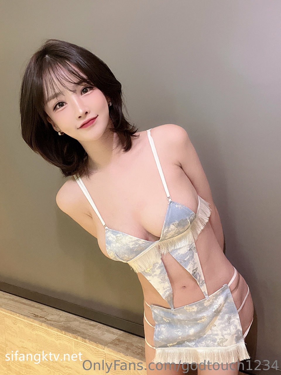 【2023-04-06】Getting more horny outside ❤️.m4v